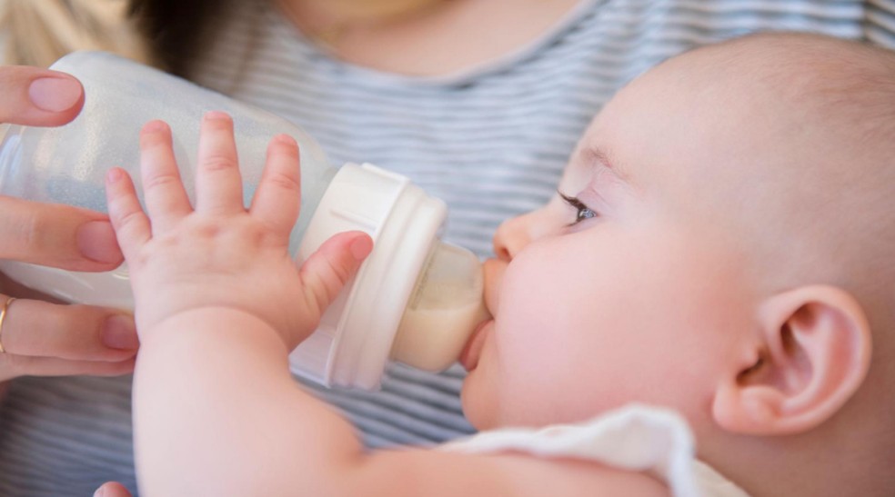 multinacional de alimentos e bebidas informou que lotes específicos de suas fórmulas infantis SMA e de seguimento não são seguros para consumo por bebês — Foto: Getty Images via BBC News