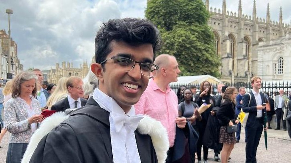Ray formou-se em Cambridge e pretendia ficar por lá depois da graduação... — Foto: BBC News fonte