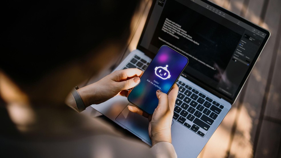 O Teste de Turing avalia se um ser humano consegue distinguir entre uma máquina e outro ser humano após fazer perguntas por mensagem de texto — Foto: BBC News fonte