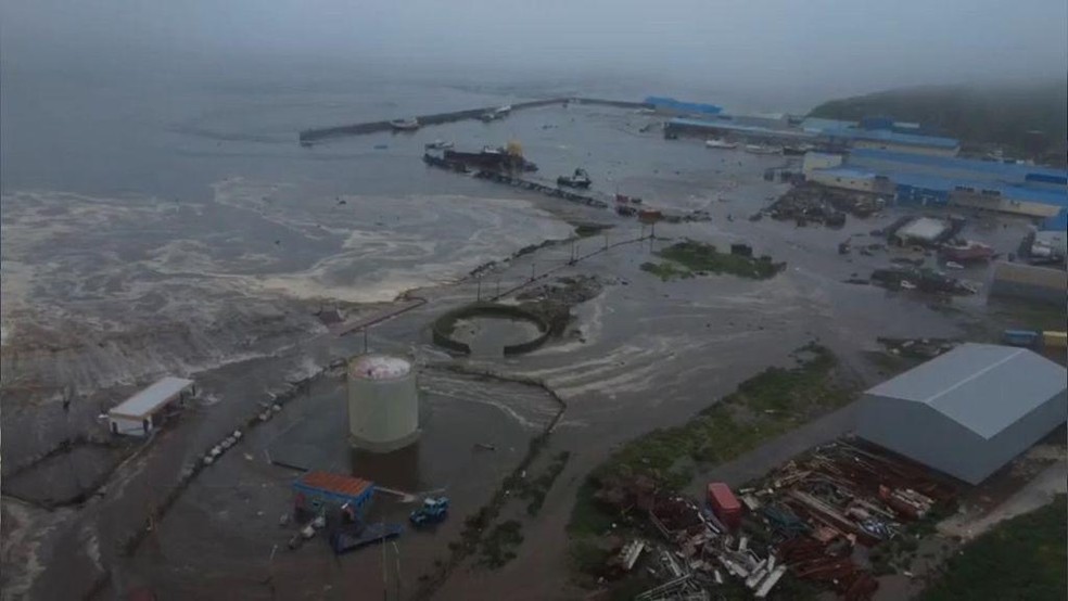 A onda de tsunami causou inundações na cidade russa de Severo-Kurilsk após o terremoto de magnitude 8,8 na costa da península de Kamchatka — Foto: BBC News fonte