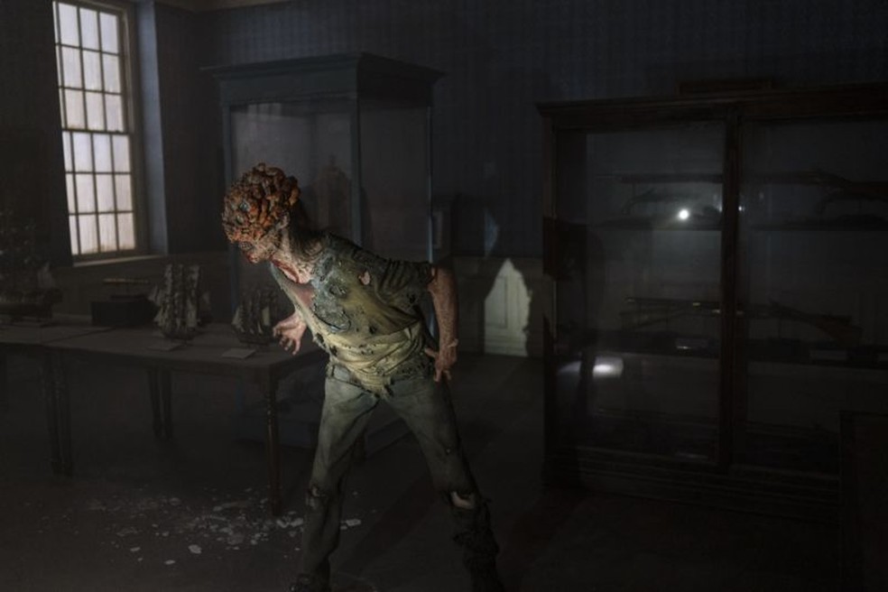 Na trama de The Last of Us, os 'clickers' são indivíduos infectados com o Cordyceps que estão numa fase mais avançada da infecção — Foto: LIANE HENTSCHER/HBO/VIA BBC