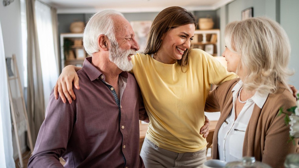 As pessoas que, hoje, têm menos de 45 anos têm mais possibilidade de comprar uma casa com a ajuda dos pais do que com a renda do seu trabalho, segundo a autora do livro 'Herançocracia'. — Foto: BBC News fonte