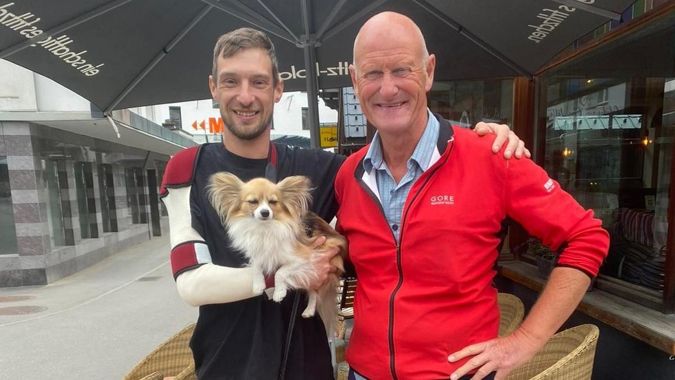 Depois de sair do hospital, Jan entrou em contato com Ralf, o homem que atendeu sua chamada pelo walkie-talkie — Foto: BBC News fonte