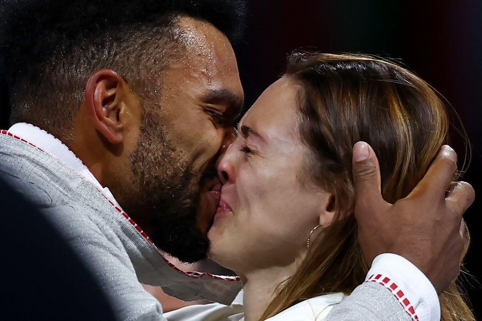 Fonte BBC News — Foto: O esgrimista francês Bolade Apithy comemora com sua esposa, Manon Apithy-Brunet, a medalha de bronze na competição por equipes