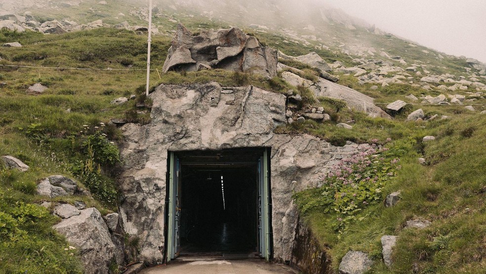 A base onde se desenvolvem as missões está situada nas profundezas dos Alpes suíços e é difícil de encontrar — Foto: BBC News fonte