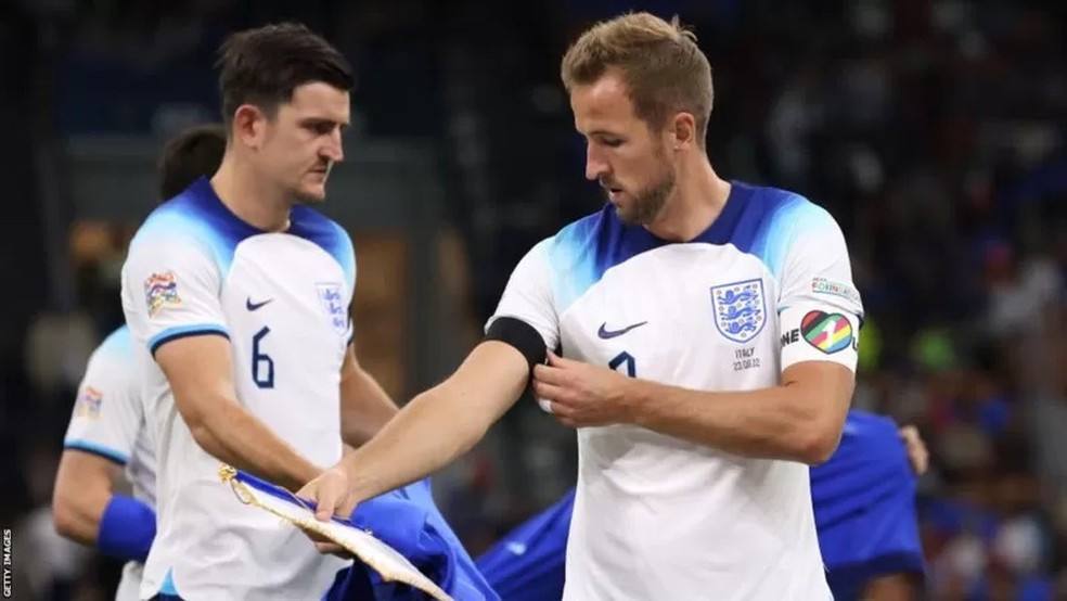 O capitão do time da Inglaterra, Harry Kane, com a braçadeira One Love — Foto: GETTY IMAGES via BBC