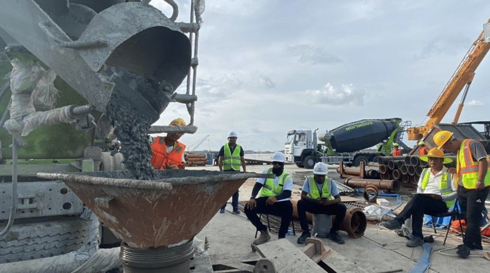 Operários chineses e guianenses trabalham em obra de ponte sobre o rio Demerara, na Guiana — Foto: Leandro Prazeres/BBC News Brasil