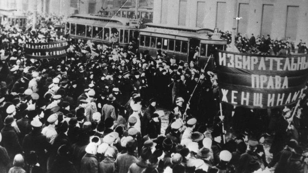 Na Rússia, em 1917, milhares de mulheres foram às ruas contra a fome e a guerra; a greve delas foi o pontapé inicial para a revolução russa e também deu origem ao Dia Internacional das Mulheres — Foto: BBC News fonte