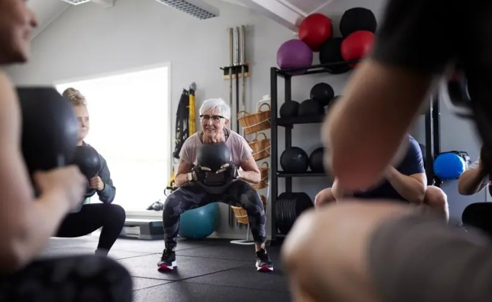 Topol recomenda tentar adotar uma rotina de exercícios e 'segui-la o máximo que puder, de preferência todos os dias' — Foto: Getty Images/BBC