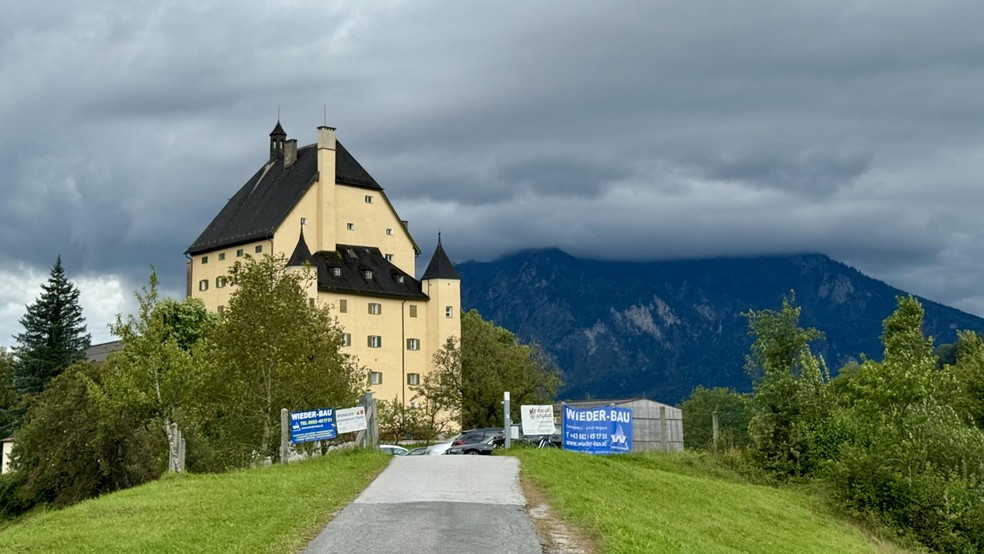 As três freiras moram no castelo Schloss Goldenstein há décadas — Foto: BBC News fonte