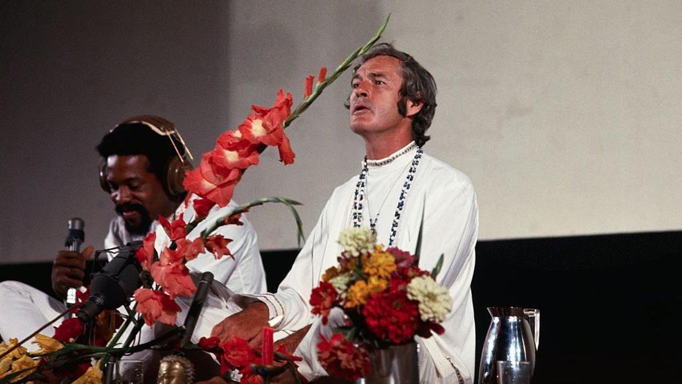 Nos anos 1960, o psicólogo americano Timothy Leary (1920-1996) incentivava as pessoas a 'se ligar, se sintonizar e cair fora' — Foto: BBC News fonte