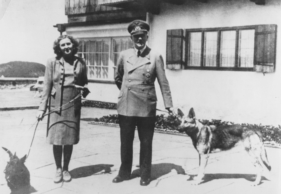 Hitler com Eva Braun, com quem se casou pouco antes de ambos se suicidarem no bunker — Foto: BBC News fonte