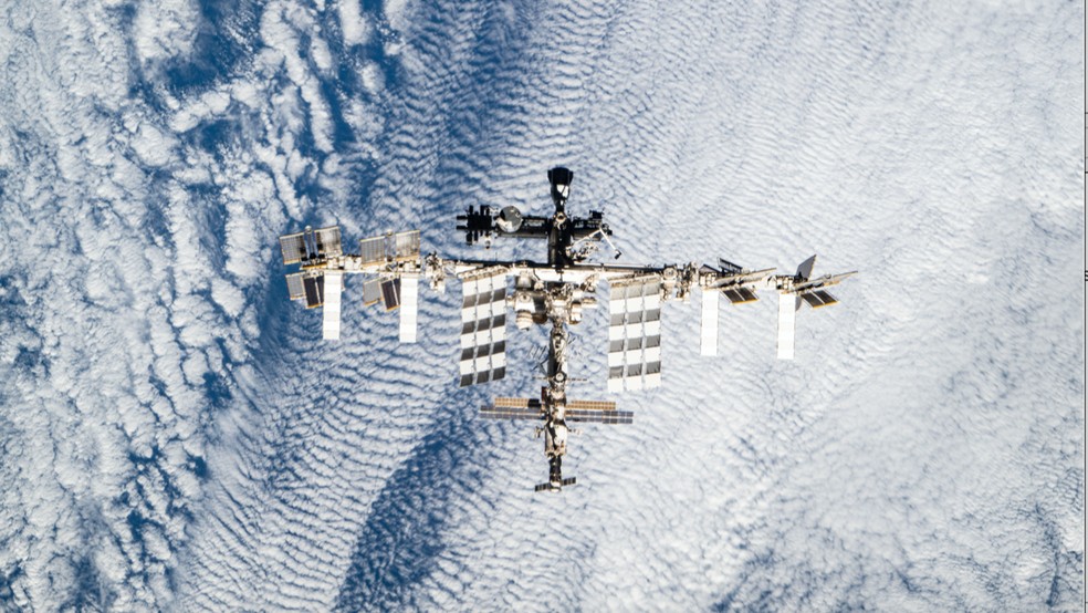 A ISS orbita a Terra a uma altitude média de cerca de 400 km acima da superfície — Foto: BBC News fonte