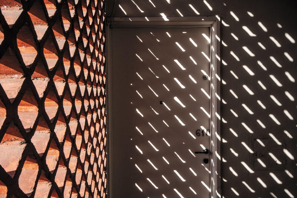 'Cobogós' em área de circulação de edifício residencial no centro do Recife — Foto: BBC News fonte