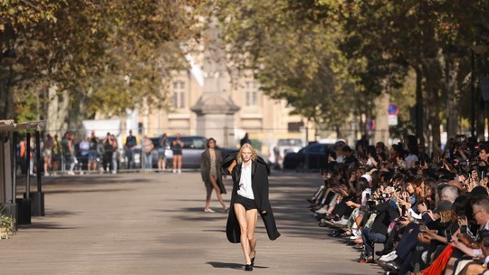 Stella McCartney apresenta tecido sustentável em desfile em Paris