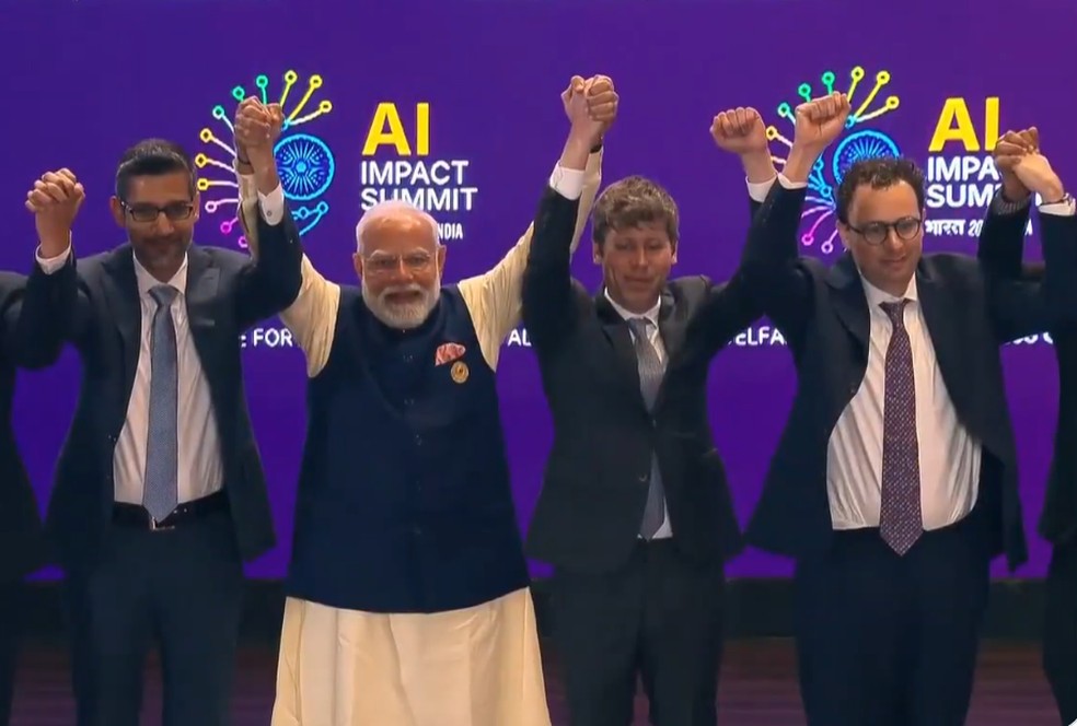 Sam Altman, CEO da OpenAI (terceiro da esquerda para a direita) e Dario Amodei, CEO da Anthropic (último à direita), se recusaram a dar as mãos em evento na Índia — Foto: Reprodução/X