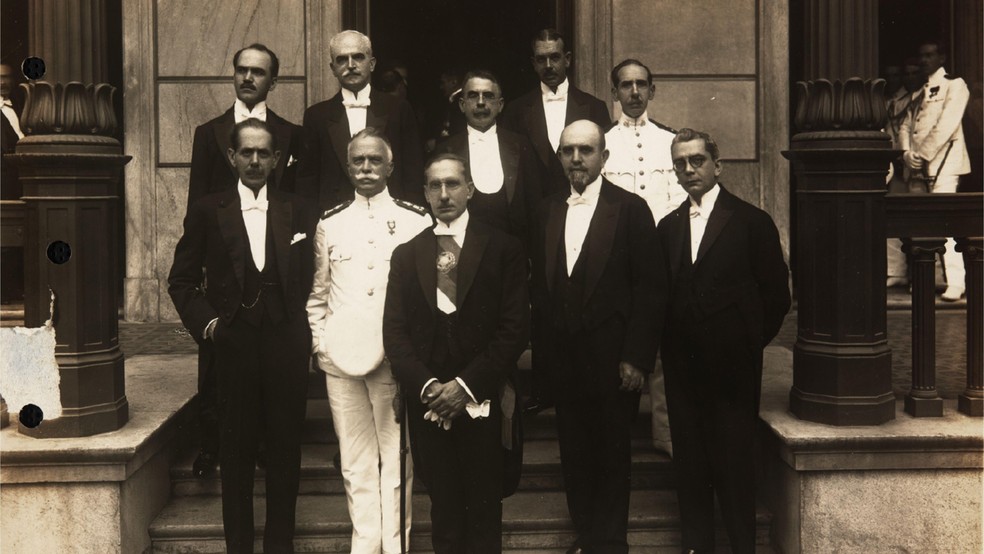 Presidente Artur Bernardes e seus ministros, em foto de 1922 — Foto: BBC News fonte
