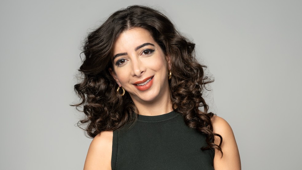 A jornalista Zahra Hankir viajou pelo mundo para descobrir a história do delineador — Foto: BBC News fonte