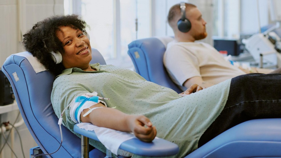 O sangue cultivado em laboratório é uma tecnologia promissora, mas as doações tradicionais ainda são mais eficientes — Foto: BBC News fonte