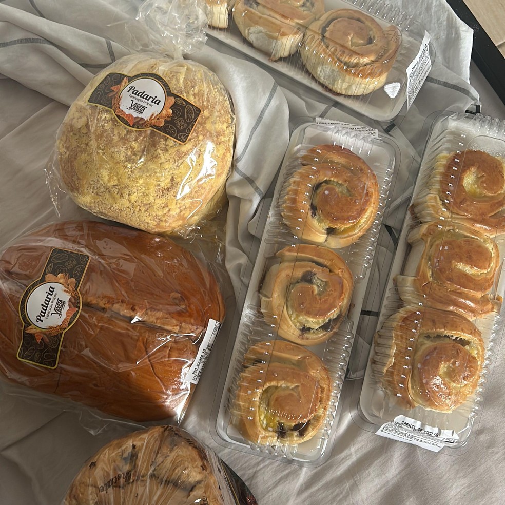 Registro de uma 'sacola surpresa' adquirida por Arthur Santana Domingues: 'É sempre uma experiência divertida, pela curiosidade do que vem dentro' — Foto: BBC News fonte