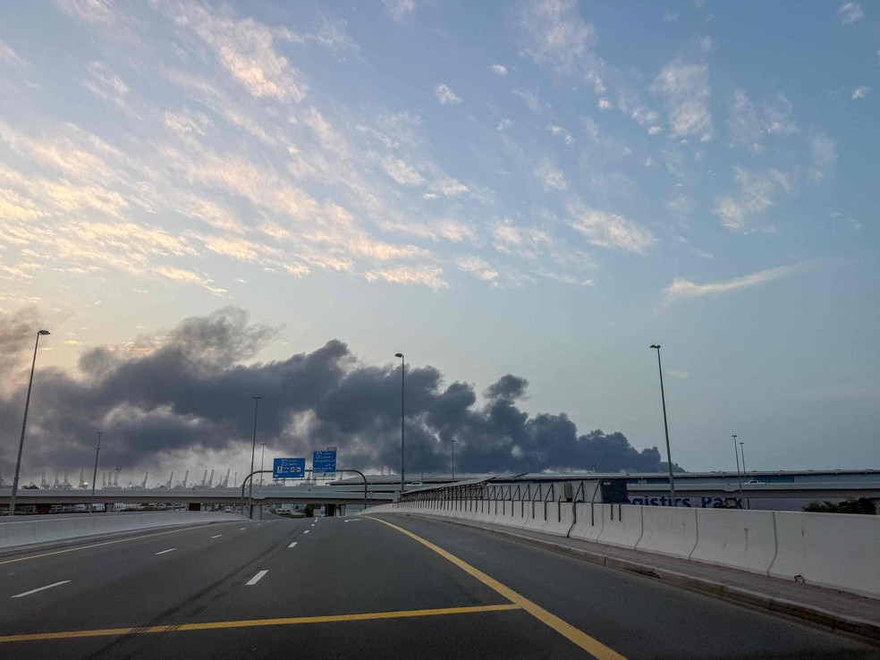 Fumaça é vista no porto Jebel Ali, em Dubai, após ataque do Irã — Foto: BBC News fonte
