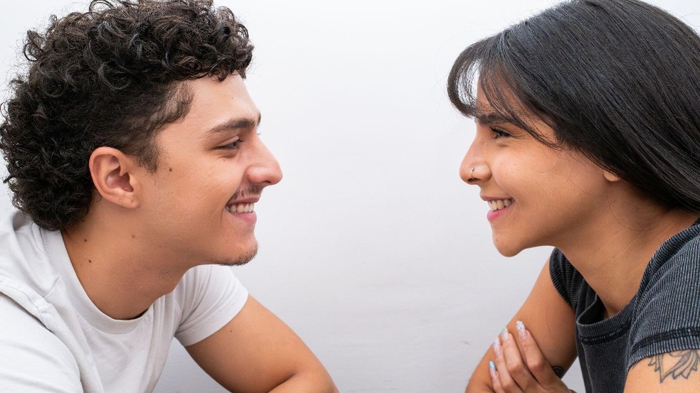 O que acontece depois de 36 perguntas e quatro minutos se olhando diretamente nos olhos? — Foto: BBC News fonte