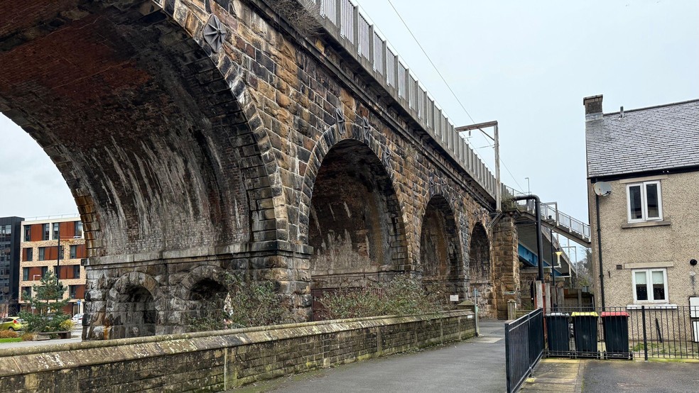 A reportagem foi até o local e encontrou a ponte sem danos — Foto: BBC News fonte