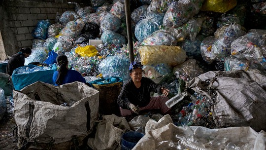 Após início difícil, negociação de tratado da ONU contra poluição por plásticos termina com ordem para 1º rascunho