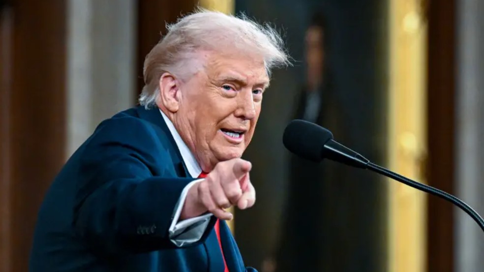 Donald Trump determinou que uma das prioridades do seu governo é aumentar o acesso dos EUA a fontes de minerais críticos e terras raras — Foto: BBC News fonte