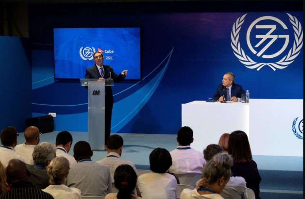 O ministro das Relações Exteriores de Cuba, Bruno Rodriguez (à esquerda), fala durante entrevista coletiva sobre a Cúpula do G-77 + China na inauguração da sala de imprensa em Havana, em 13 de setembro de 2023 — Foto: Getty Images via BBC