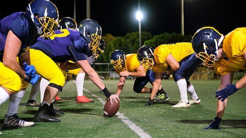 Em 2023, um estudo com cérebros doados por antigos jogadores de futebol americano da liga NFL concluiu que mais de 90% deles mostravam sinais de encefalopatia traumática crônica, uma condição relacionada à demência — Foto: BBC News fonte