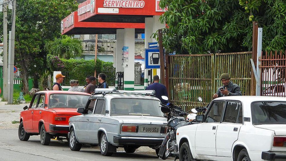 Os postos de gasolina operam com um limite de 20 litros de combustível, que deve ser pago em dólares americanos — Foto: BBC News fonte