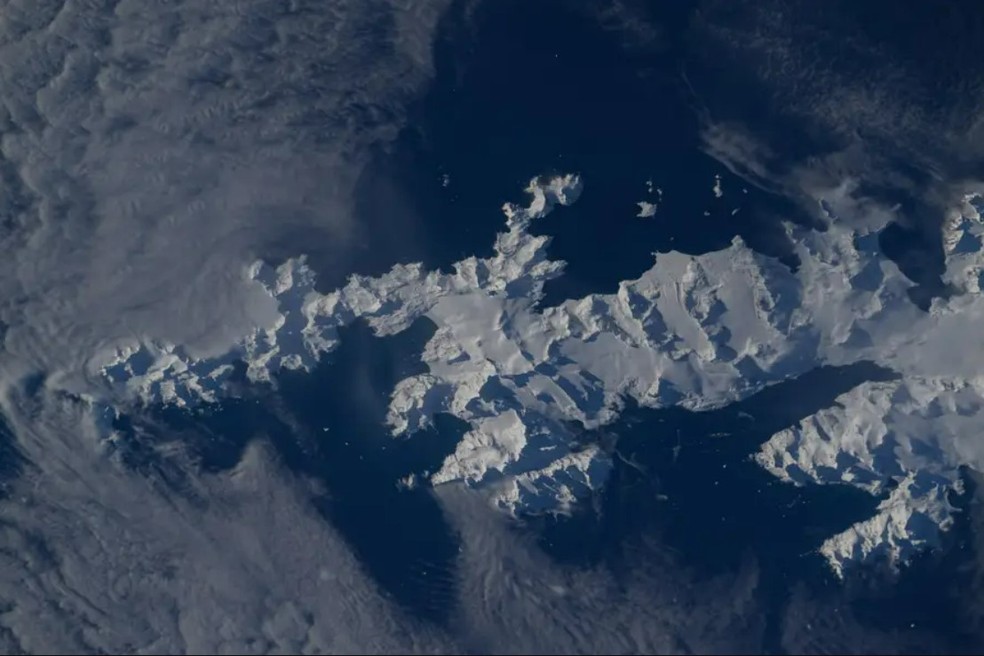 Uma Ilha Geórgia do Sul coberta de neve no sul do Oceano Atlântico — Foto: Nasa