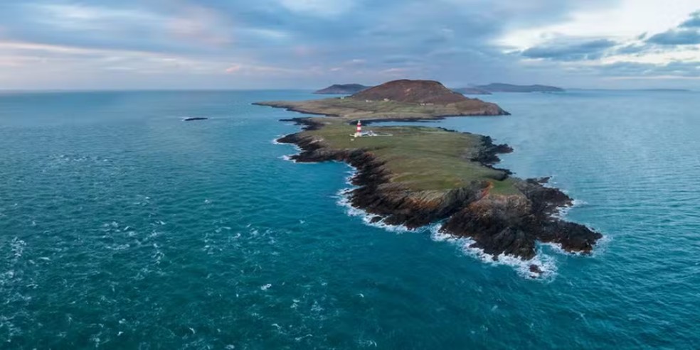 Ynys Enlli, ao largo do País de Gales, tem vagas de emprego abertas, população é de três residentes fixos — Foto: Divulgação | Ynys Enlli