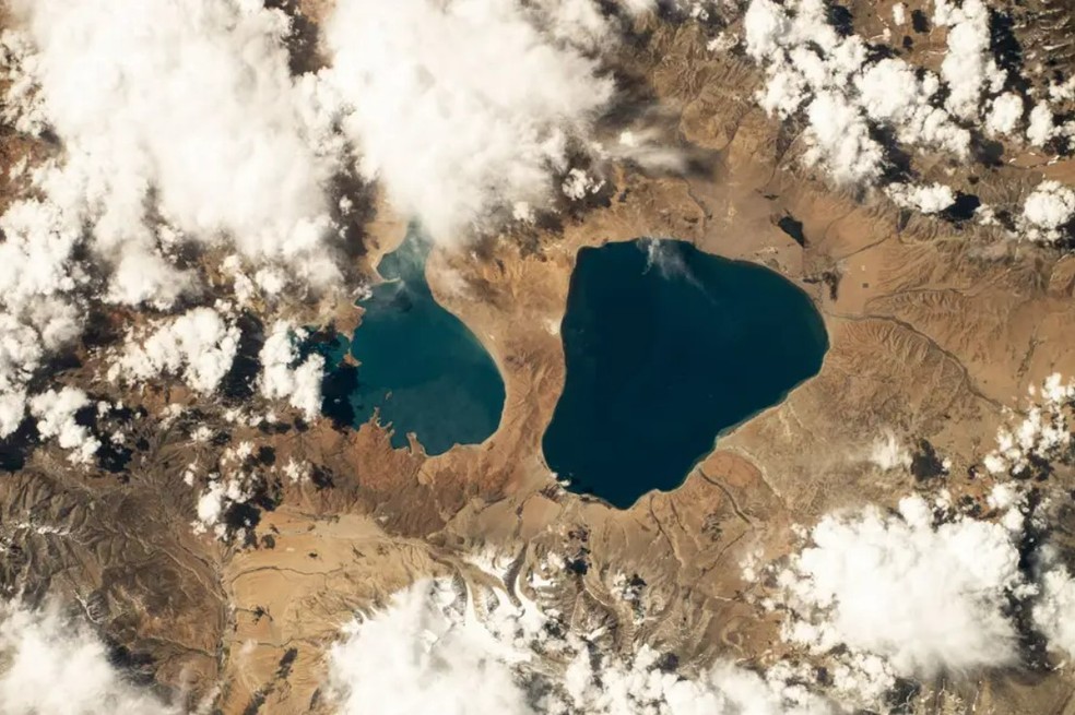 Lago Rakshastal (esquerda) e Lago Manasarovar (direita) no Tibete — Foto: Nasa