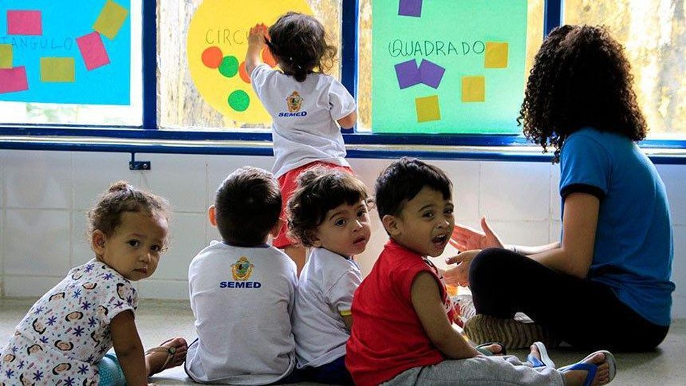 Quase 2,3 milhões de crianças de até 3 anos estavam fora da creche em 2024, por dificuldades de acesso, como falta de vagas ou de unidades próximas — Foto: BBC News fonte