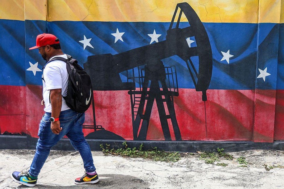 Donald Trump declarou que deseja "total acesso" às reservas de petróleo da Venezuela, que são as maiores do mundo, segundo organismos como a Organização dos Países Exportadores de Petróleo (Opep) — Foto: BBC News fonte