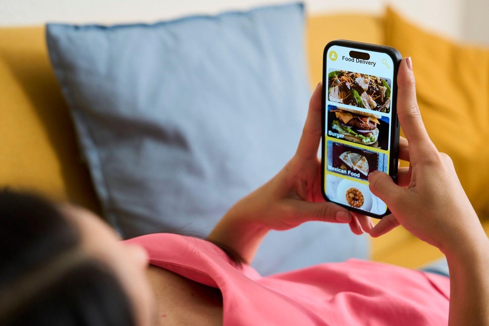 O setor de fast food e de refeições para viagem continuou a crescer, movimenta mais de £ 23 bilhões por ano (cerca de R$ 145 bilhões) — Foto: BBC News fonte