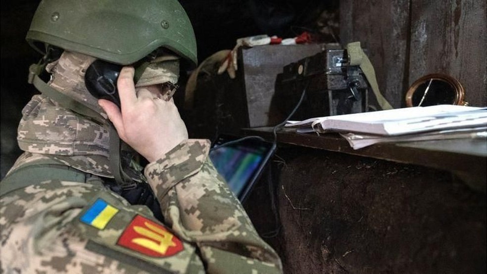 O telefone a manivela é a forma mais segura de se comunicar, dizem soldados ucraniano — Foto: BBC