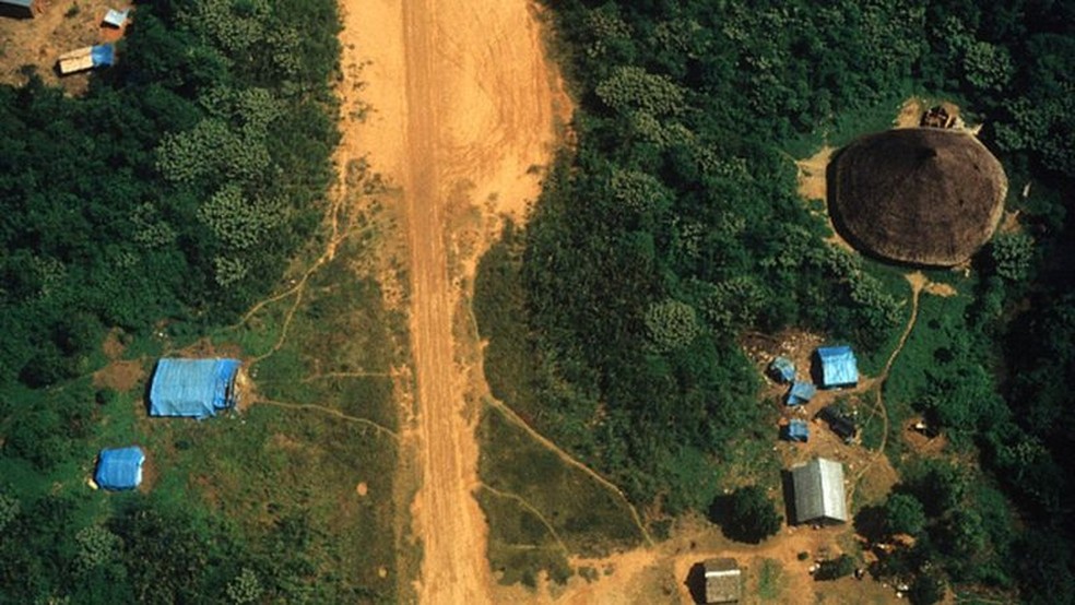 Pista de pouso em terra yanomami que é usada por garimpeiros ilegais — Foto: Getty Images/via BBC News Brasil