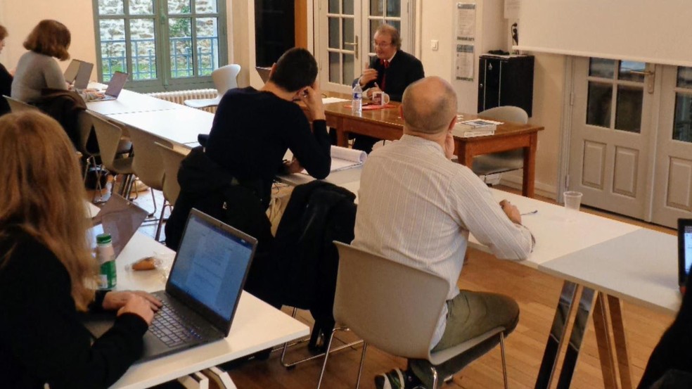 O curso atrai estudantes comuns com pouco mais de 20 anos de idade e espiões do governo francês em busca de aprimoramento profissional — Foto: BBC News fonte