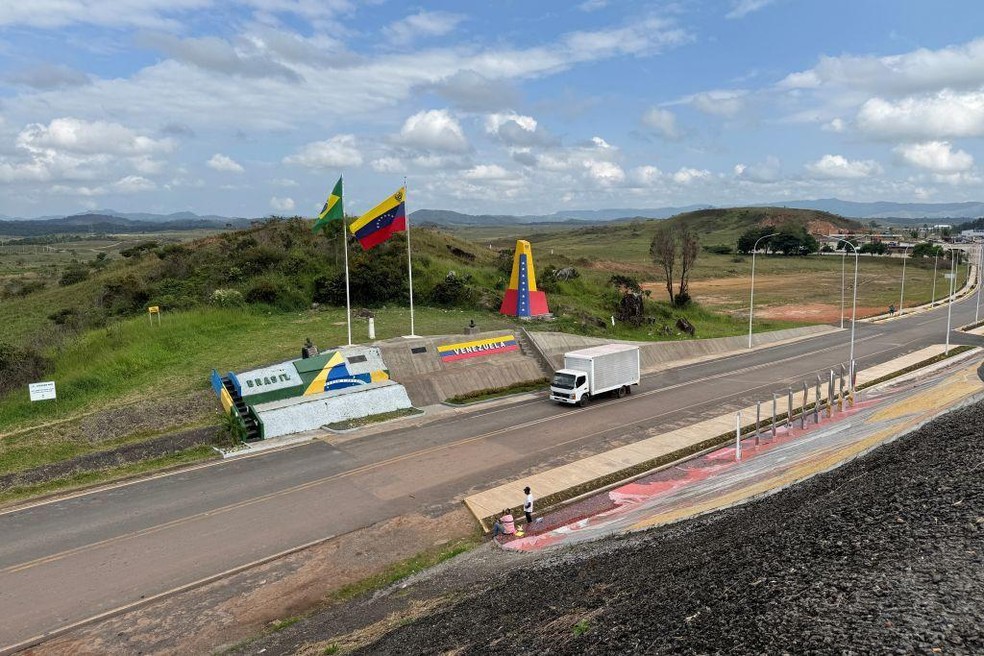 Governador de Roraima diz que entrada de venezuelanos gera custos extras para o Estado e pede apoio do governo federal — Foto: BBC News fonte