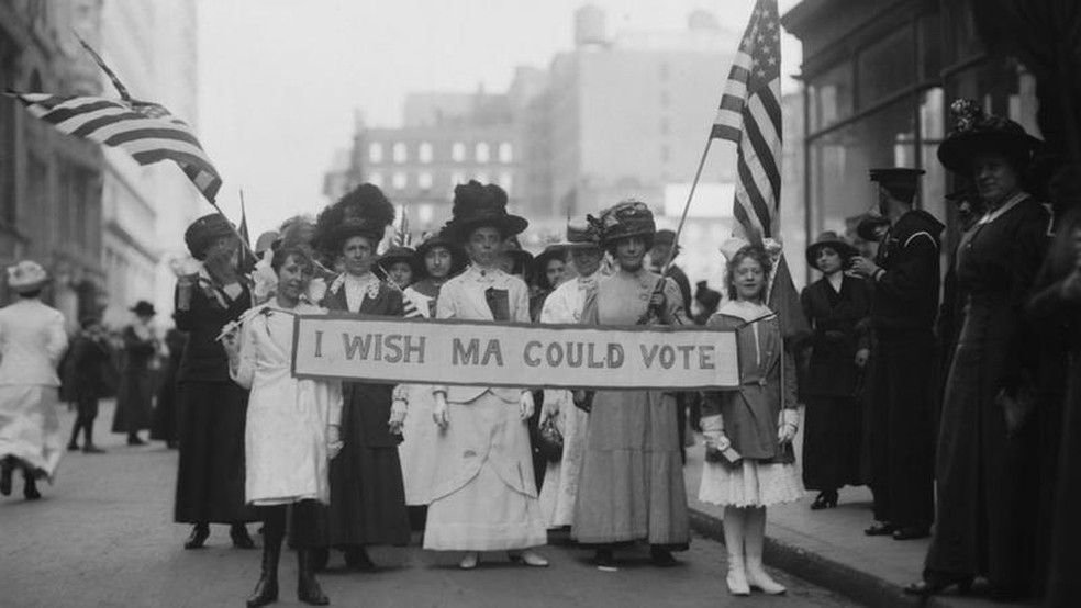 Em 1913, as mulheres já protestavam pelo direito de votar nos Estados Unidos; nessa época, eram frequentes os protestos também por melhores condições de trabalho — Foto: BBC News fonte