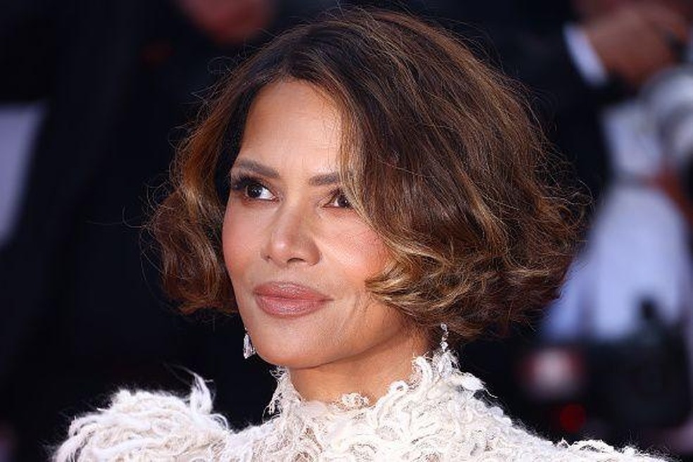 Estrelas de Hollywood, incluindo a atriz Halle Berry, falaram sobre suas próprias experiências com a menopausa e seu impacto — Foto: BBC News fonte