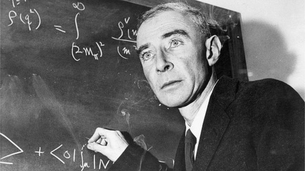 O trabalho do físico Robert Oppenheimer foi fundamental para o desenvolvimento da bomba atômica, que mudaria os rumos da Segunda Guerra Mundial — Foto: Getty Images (via BBC)