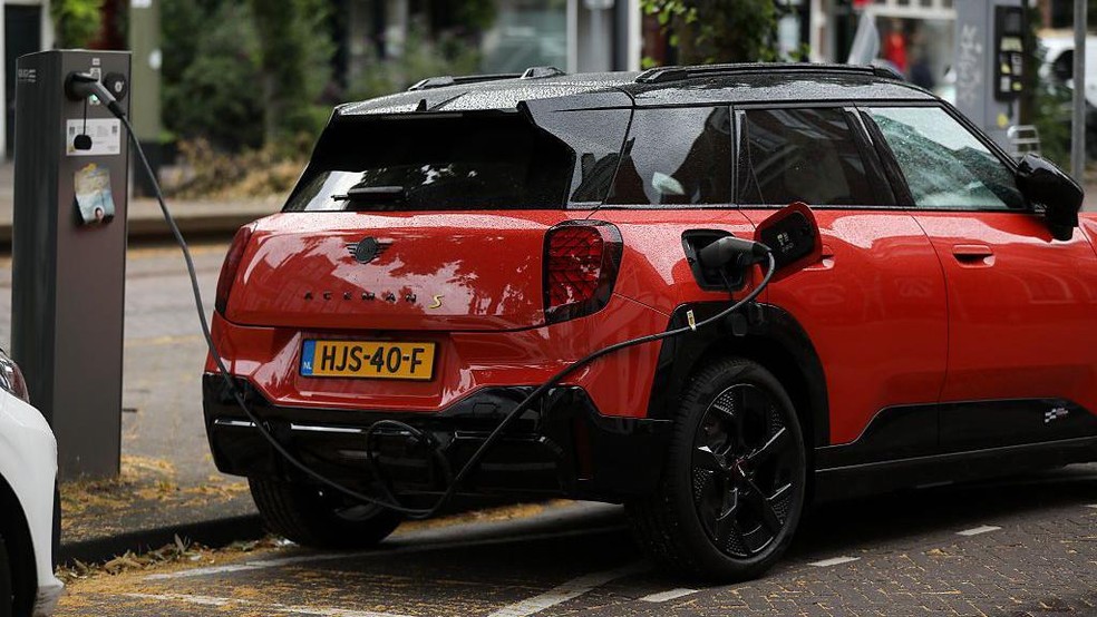 A cidade de Haia, na Holanda, vem aumentando a quantidade de pontos de carregamento de veículos elétricos para incentivar o seu uso — Foto: BBC News fonte