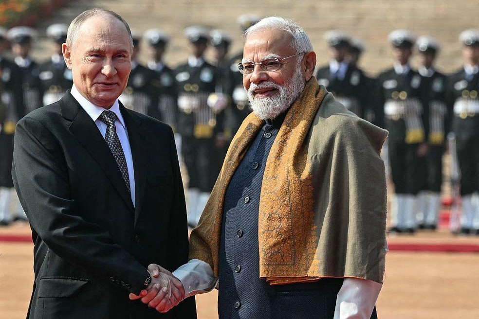 Apesar da visita do presidente russo Vladimir Putin à Índia em dezembro do ano passado, as importações indianas de petróleo bruto russo caíram desde o início de 2026 devido à pressão dos EUA — Foto: BBC News fonte