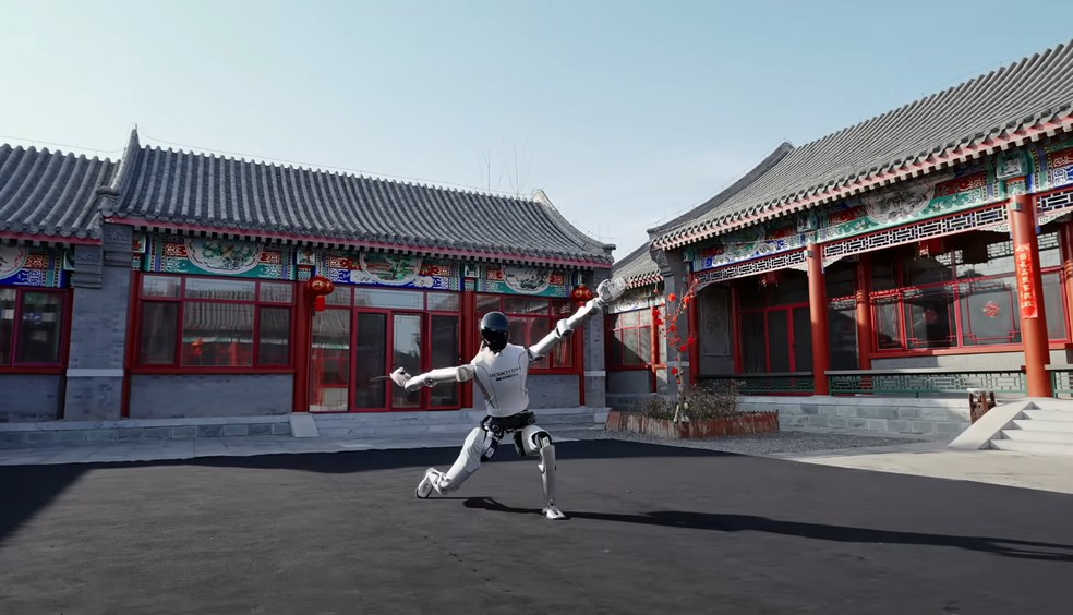 Robô faz dança com espadas — Foto: Reprodução/YouTube Robotera