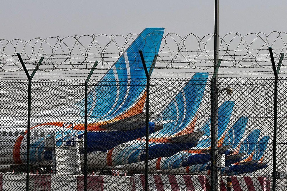 Centenas de aviões permanecem estacionados no aeroporto de Dubai, o terminal com maior volume de tráfego internacional de passageiros do mundo — Foto: BBC News fonte