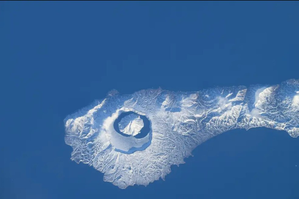 A Ilha Onekotan coberta de neve, parte das Ilhas Curilas da Rússia, abriga o estratovulcão Caldera Tao-Rusyr nesta fotografia — Foto: Nasa